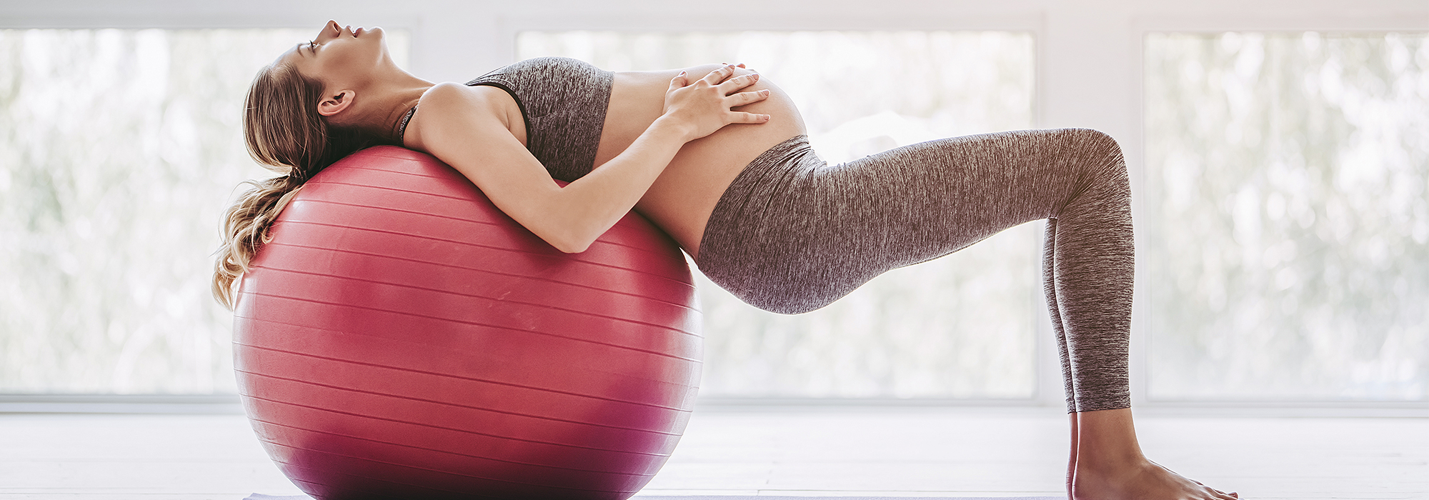 Pregnant woman receiving physiotherapy for pelvic pain